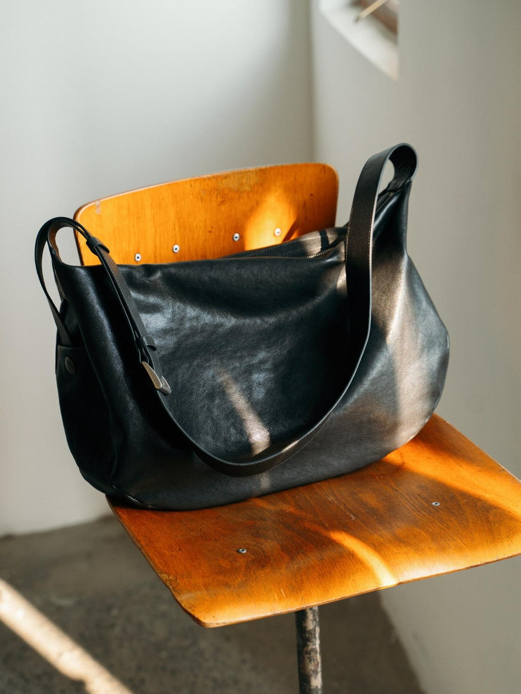 SUPERTOFU Genuine Cowhide Leather Sleek Minimalist Crossbody For Everyday Black Bags