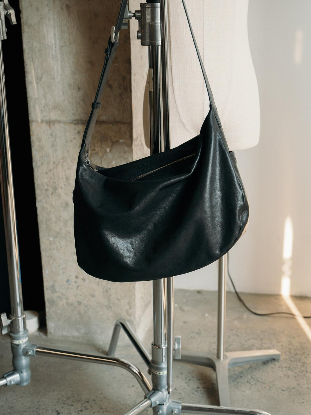 SUPERTOFU Genuine Cowhide Leather Sleek Minimalist Crossbody For Everyday Black Bags