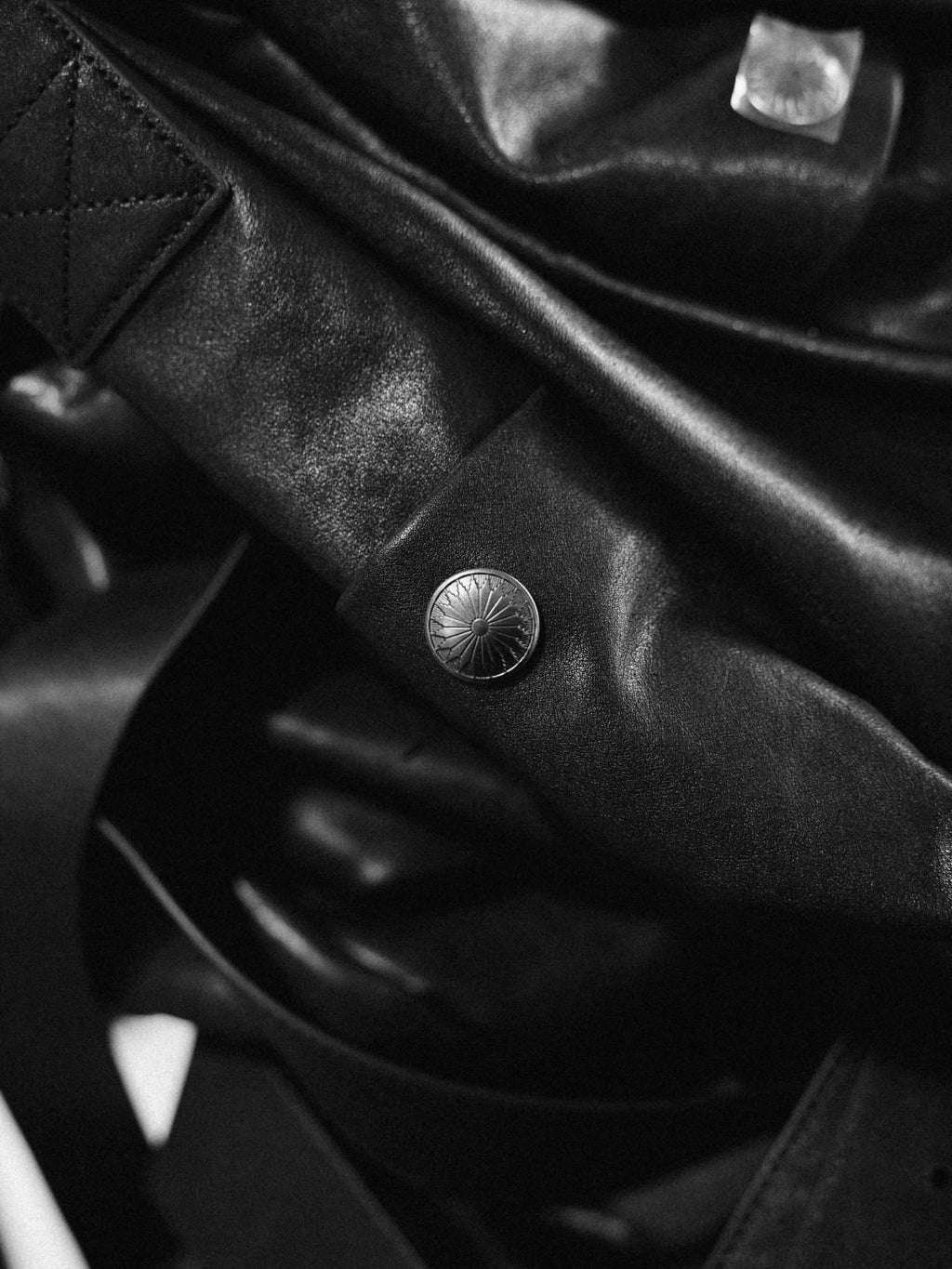 SUPERTOFU Genuine Cowhide Leather Sleek Minimalist Crossbody For Everyday Black Bags