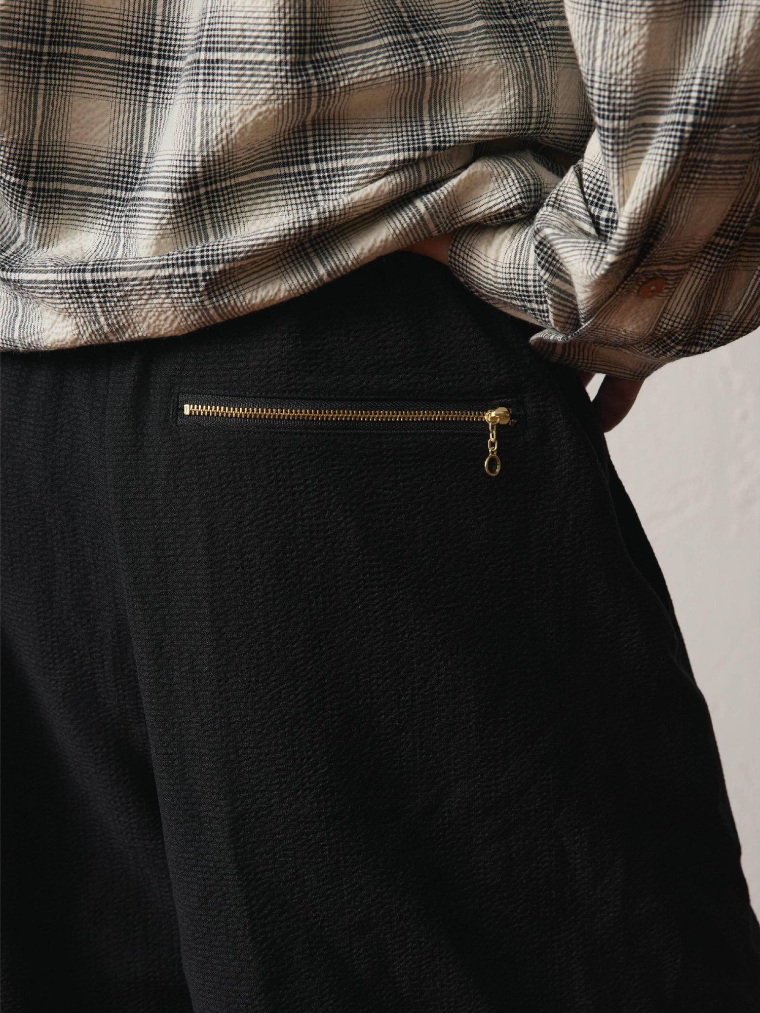 SUPERTOFU Relaxed Fit Cotton Blend Stretch Casual Solid Black Navy Short Trousers